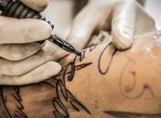 Медики рассказали, кому противопоказано делать татуировки