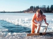 В пандемию COVID-19 ныряние в ледяную прорубь стало опаснее: врач назвал возможные последствия