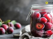 Маринованные сливы станут отличным вариантом начинки к пирогам и закуской (изображение создано с помощью ИИ)