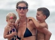 Супермама Жизель Бундхен с детьми в Коста-Рике (ФОТО)