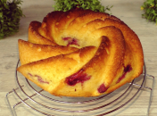 Выпечка получается сладкая, мягкая, с приятной кислинкой от ягод