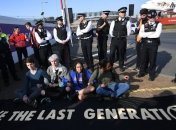 Климатические протесты в Лондоне: Активисты пытались заблокировать аэропорт 