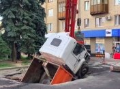 В Житомире во время ремонта дороги грузовик провалился под землю (видео)