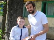Дарио Срна вручил абонемент 11-летнему фанату "Шахтера"