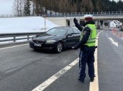 В Чехии все плохо: в стране объявили режим ЧП из-за коронавируса, соседи закрывают границы