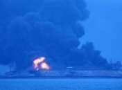 Пылающий нефтяной танкер у берегов Китая под угрозой взрыва