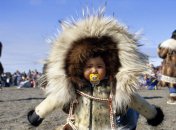 Маленький ескімос у традиційному теплому одязі