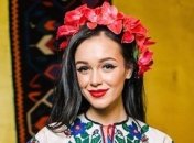 Красотка Мария Яремчук продемонстрировала фигуру в шелковом платье