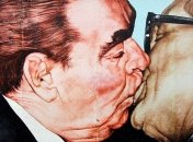 Через коронавірус радять не цілувати в щічку під час привітання 