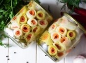 Хрусткі мариновані кабачки прикрасять будь-яку трапезу