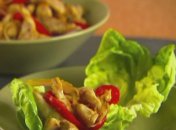 Курица с листьями салата