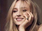 Вагітна Софі Тернер підкреслила округлий живіт красивим вбранням