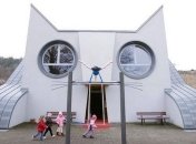 Детей в садике нянчит кошка (Фото)