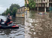 Новый "морской курорт" Украины: по затопленному Житомиру катаются на гидроциклах и надувных матрасах (фото, видео)