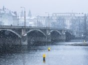 В городе идет снег