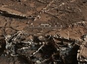 Curiosity заснял двухцветные каналы у основания горы Эолида на Марсе