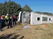 Автобус врізався у транспорт з учнями і перекинувся