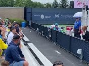 Девушку с украинским флагом попросили покинуть трибуну