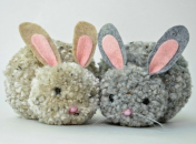 Мастерим с ребенком: пасхальный зайчик из помпонов