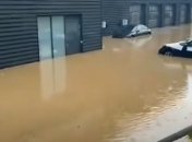 В Германии ливни затопили автосалон с новыми Porsche (видео)