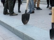 Активисты в Одессе с лопатами выступают против подорожания проезда