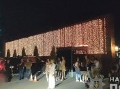 Полиция нагрянула в элитный ночной клуб под Киевом: 500 человек без масок 