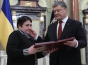 Президент вручил Звезды Героя родным бойца "Хомы" и киборга "Севера"