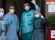 Флешмобы, песни и аплодисменты: Как поддерживают и благодарят медиков в разных странах 