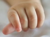 Родители, бросившие малыша на улице, заплатят штраф