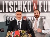 Соперник Кличко пришел на пресс-конференцию в костюме Бэтмена (Фото)