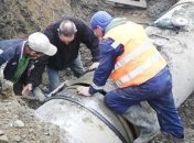 Фонтан в несколько десятков метров: зрелищное видео, как в Черновцах прорвало водопровод после ремонта