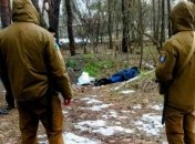 Лежала на земле лицом вниз: в Киеве в парке нашли мертвой женщину (фото)