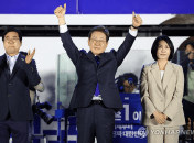 Ли Чже Мён (в центре)