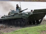 Украинские воины преодолевают водяную преграду