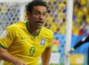 Бразилец Фред защищает Луиса Суареса