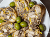 Виходить красива і смачна закуска з курки та лаваша