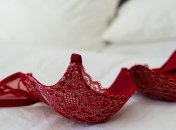 В этот день женщинам предлагается отказаться от бюстгальтера.