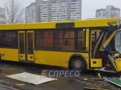 В Киеве маршрутка протаранила грузовик: появились фото и видео