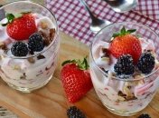 Врачи рассказали, как правильно выбирать полезный йогурт