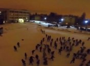 Не всем охота сетовать в такую погоду: в Киеве устроили покатушки и снежные батлы (видео)