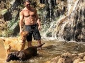 Красота и доброта: шикарные парни с собаками (Фото)