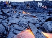 На видео сняли удивительную "жизнь" вулкана