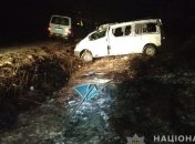 На Харьковщине автомобиль слетел в кювет и перевернулся, погибла женщина (фото)