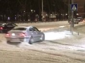 "Поубивала бы": в заваленном снегом Киеве ночью показали мастер-класс по дрифту (видео)