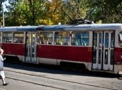 Девушку без маски ногами выталкивали из трамвая: видео инцидента обсуждают в сети