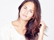 Крисси Тейген намерена вновь уменьшить грудь