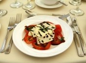 Простая, но вкусная закуска из помидоров и сыра