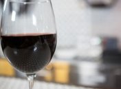 Медики рекомендуют курильщикам пить красное вино