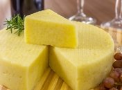 Виходить великий шматок смачного сиру