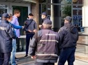Журналіст та оператор "Схем" після нападу на них в "Укрексімбанку"